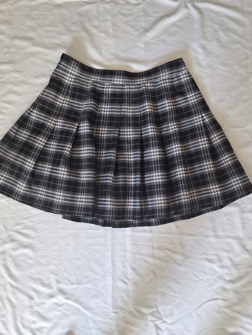 Love Tree Women's Size M Plaid Pleated Short Skirt Black White Gray
